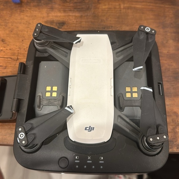 DJI Spark Drone with charging case - Picture 2 of 3